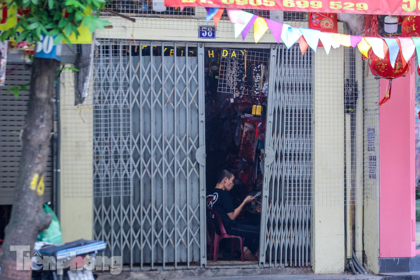 "Không nghĩ Hà Nội giãn cách xã hội đến bây giờ, Rằm tháng 7 là thời gian kiếm được nhất trong năm nhưng năm nay thì không tiêu thụ được gì, hàng cũng không nhập được nên đành chấp nhận ", một tiểu thương chia sẻ.