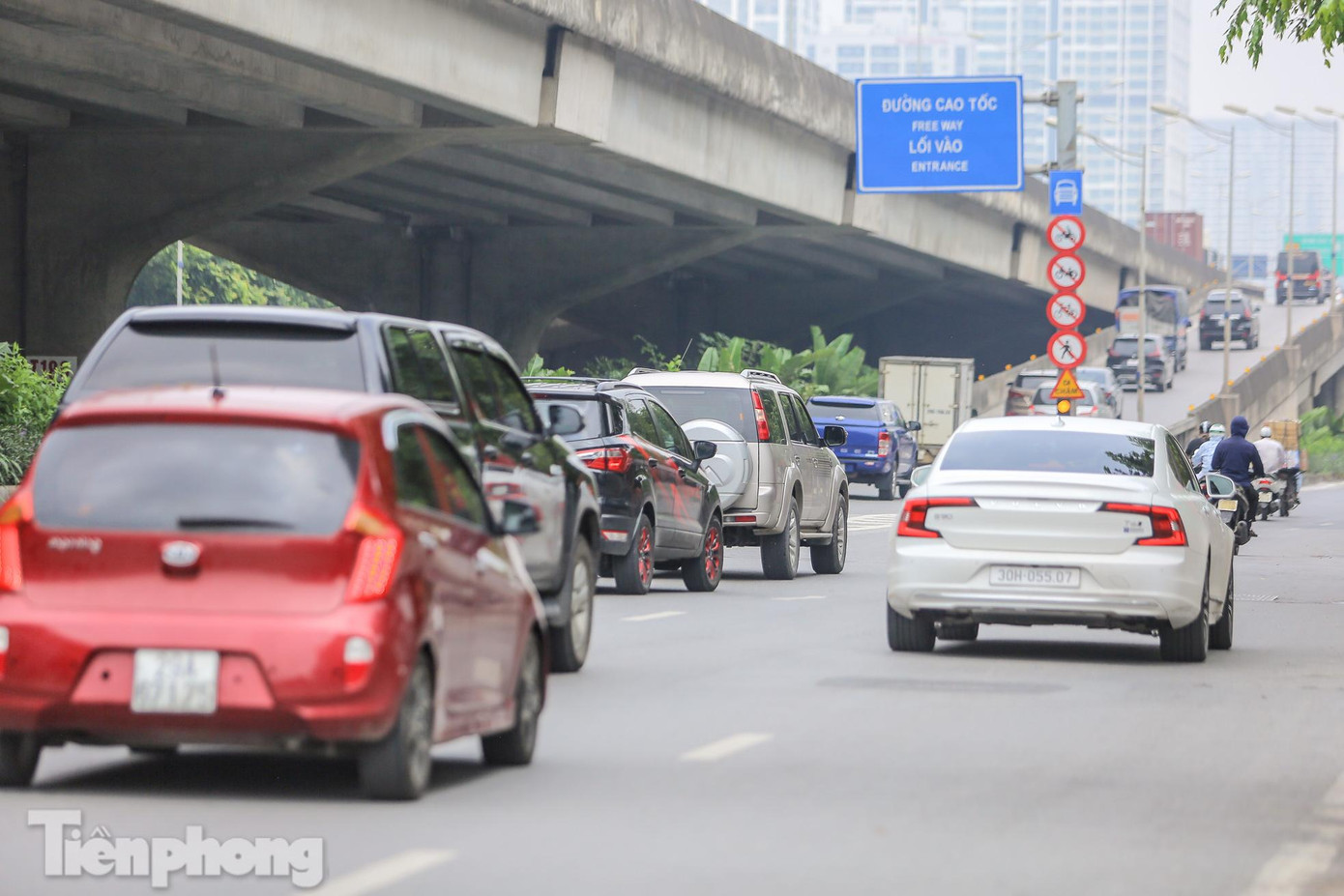 Ô tô nối đuôi nhau lên đường trên cao. Ô tô nối đuôi nhau lên đường trên cao.