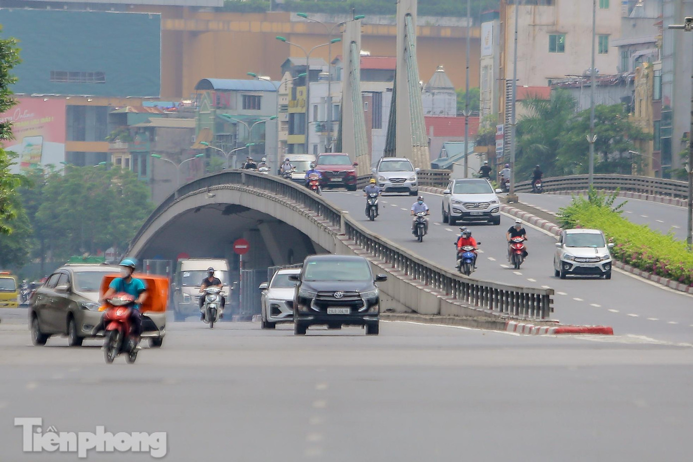 Tuy không phải giờ cao điểm nhưng tại đoạn cầu vượt Ngã Tư Sở luôn ghi nhận lượng đông phương tiện lưu thông qua đây. Tuy không phải giờ cao điểm nhưng tại đoạn cầu vượt Ngã Tư Sở luôn ghi nhận lượng đông phương tiện lưu thông qua đây.
