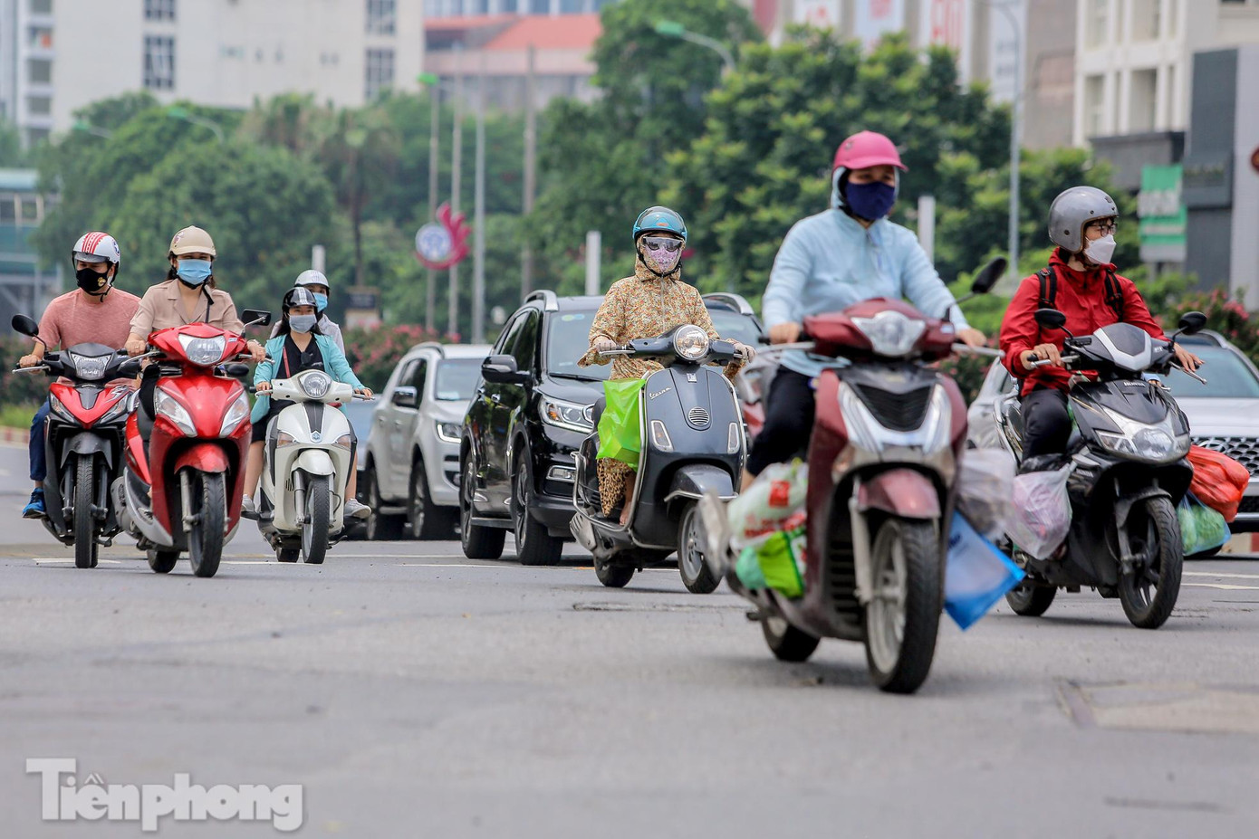 Trong thời gian giãn cách xã hội, Thành phố yêu cầu mọi người dân ở tại nhà, chỉ ra ngoài trong trường hợp thật sự cần thiết như: mua lương thực, thực phẩm, thuốc men, cấp cứu, khám chữa bệnh, tiêm chủng và các trường hợp khẩn cấp khác; đi công tác công vụ, làm việc tại cơ quan, công sở, làm việc tại nhà máy, cơ sở sản xuất, cơ sở kinh doanh dịch vụ, hàng hóa thiết yếu được phép hoạt động. Thực hiện nghiêm việc giữ khoảng cách tối thiểu 2m khi giao tiếp, không tập trung quá 2 người ngoài phạm vi công sở, trường học, bệnh viện và nơi công cộng... Trong thời gian giãn cách xã hội, Thành phố yêu cầu mọi người dân ở tại nhà, chỉ ra ngoài trong trường hợp thật sự cần thiết như: mua lương thực, thực phẩm, thuốc men, cấp cứu, khám chữa bệnh, tiêm chủng và các trường hợp khẩn cấp khác; đi công tác công vụ, làm việc tại cơ quan, công sở, làm việc tại nhà máy, cơ sở sản xuất, cơ sở kinh doanh dịch vụ, hàng hóa thiết yếu được phép hoạt động. Thực hiện nghiêm việc giữ khoảng cách tối thiểu 2m khi giao tiếp, không tập trung quá 2 người ngoài phạm vi công sở, trường học, bệnh viện và nơi công cộng...