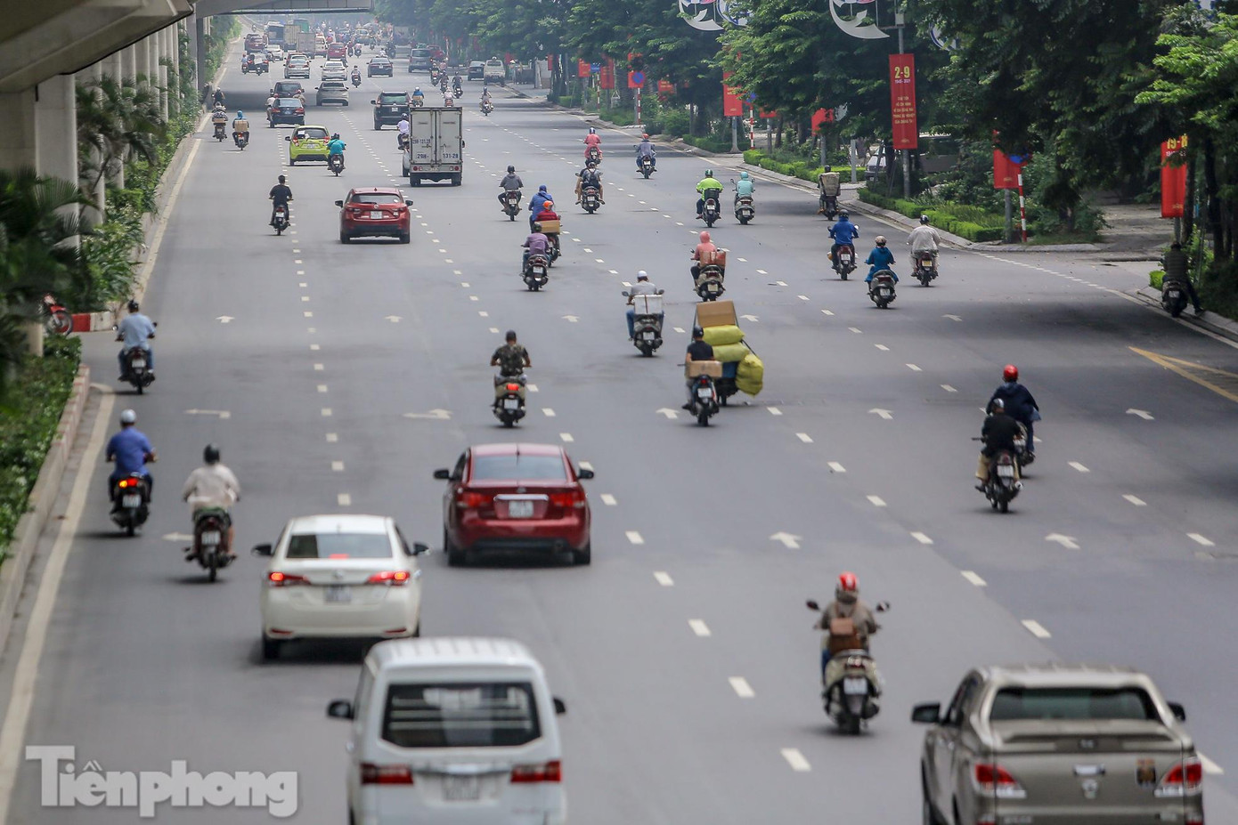 Đường Nguyễn Trãi chiều hướng về nội đô nhộn nhịp "người qua kẻ lại". Đường Nguyễn Trãi chiều hướng về nội đô nhộn nhịp "người qua kẻ lại".