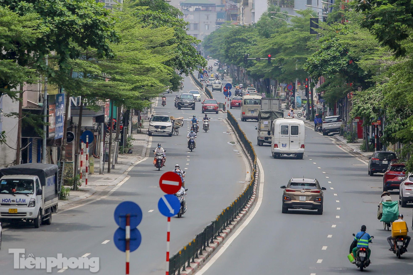 Phố Tây Sơn vẫn nườm nượp các phương tiện. Phố Tây Sơn vẫn nườm nượp các phương tiện.