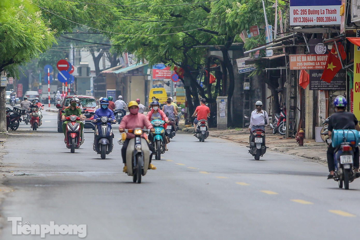 Người và xe qua lại trên đường Đê La Thành. Người và xe qua lại trên đường Đê La Thành.