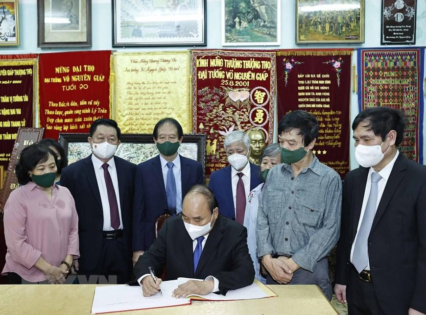 Chủ tịch nước Nguyễn Xuân Phúc ghi cảm tưởng. (Ảnh: Thống Nhất/TTXVN) Chủ tịch nước Nguyễn Xuân Phúc ghi cảm tưởng. (Ảnh: Thống Nhất/TTXVN)