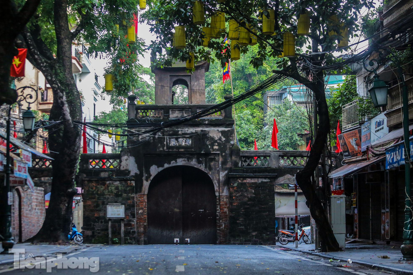 Cổng cao 3m, vọng lâu với kiểu mái uốn cong được đặt trên tầng 2, có lan can bao quanh.