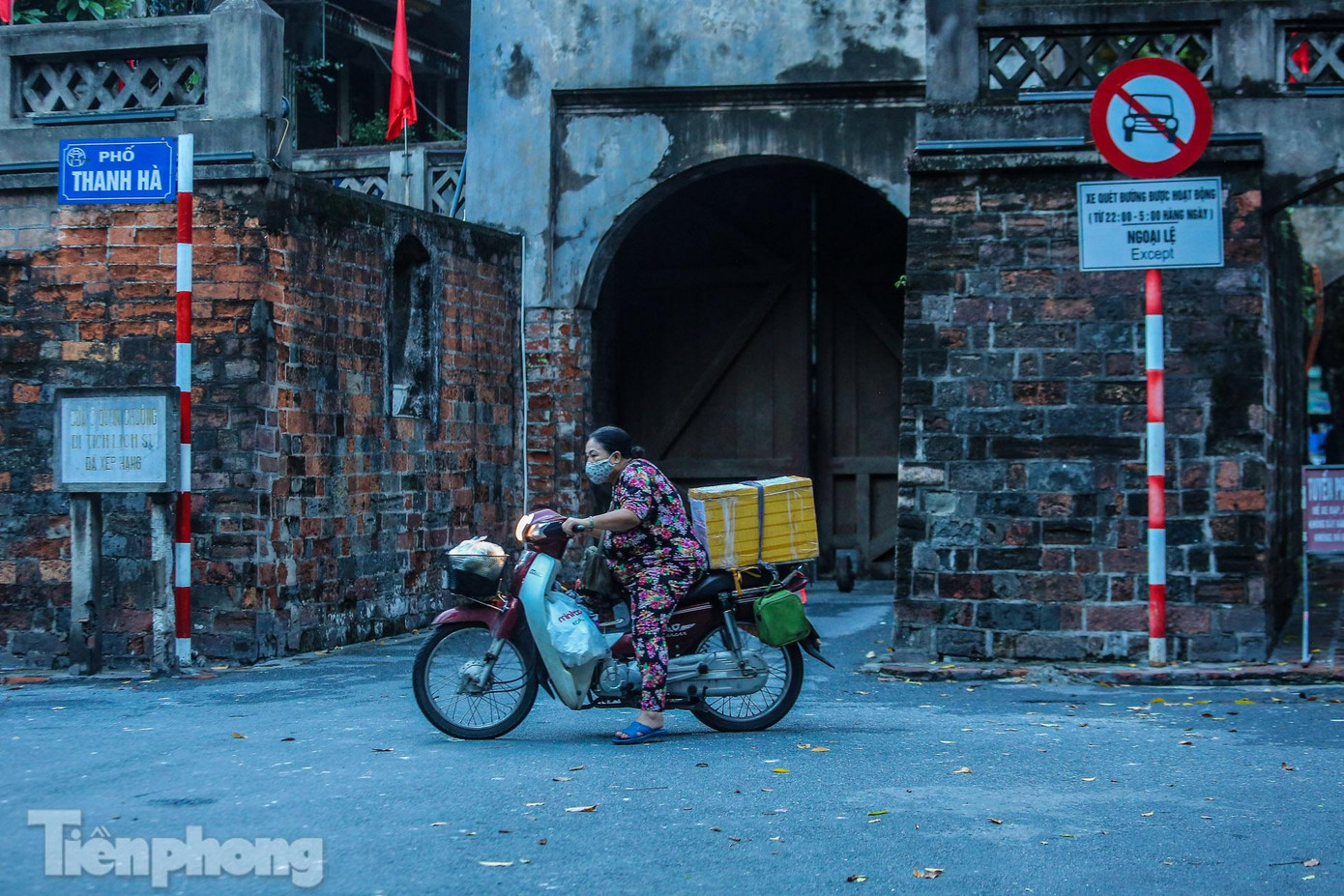 Những phương tiện muốn qua cửa ô phải chờ sau 6h khi cánh cửa mở.