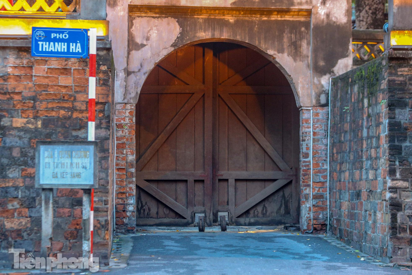 Được biết, để đảm công tác an ninh và phòng, chống dịch COVID-19 trong những ngày Hà Nội thực hiện giãn cách xã hội, lực lượng chức năng đã đóng cửa Ô Quan Chưởng từ 22h cho đến 6h sáng hôm sau.