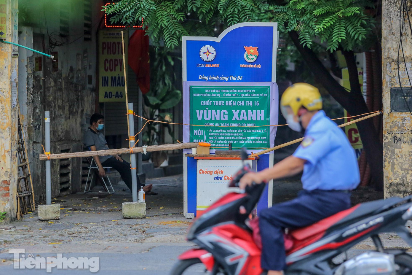 Những "tấm lá chắn" vững chãi bảo vệ khu phố khỏi dịch bệnh trong thời gian cách ly xã hội.