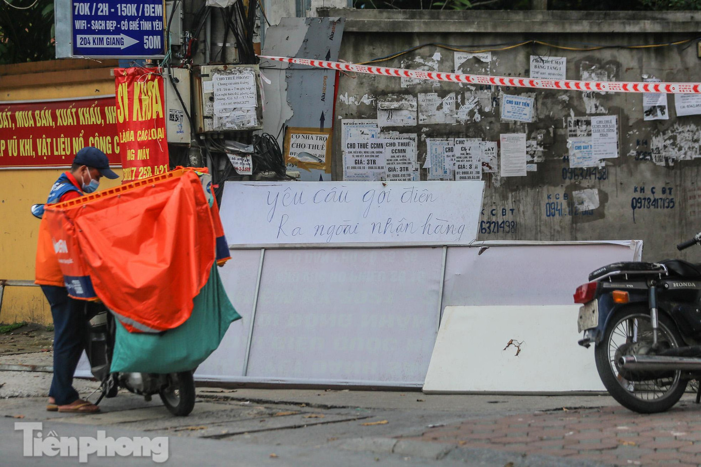 Những tấm khẩu hiệu được viết bằng tay, tuy đơn sơ nhưng cũng thể hiện được sự quyết tâm phòng chống dịch bệnh.