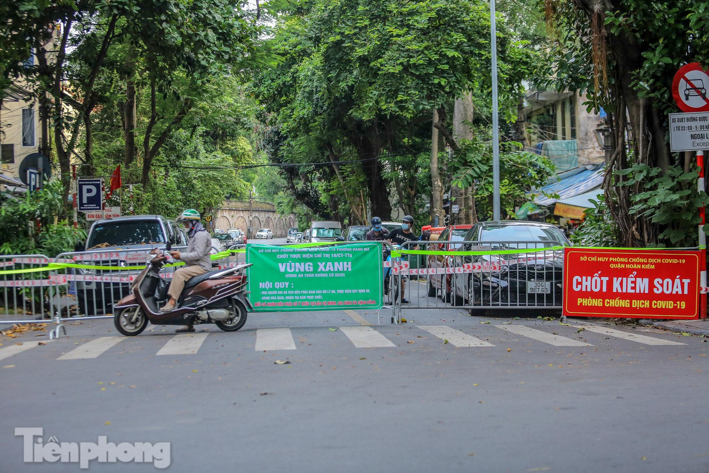 Từ ngày 1/8, tại nhiều khu vực bắt đầu thiết lập "vùng xanh" - vùng an toàn không có dịch tại các ngõ xóm, khu dân cư do tổ tự quản an toàn phòng, chống dịch COVID-19 tại đầu ngõ xóm, thôn trực tiếp giám sát, quản lý theo mô hình “3 lớp”, “4 tại chỗ”. Từ ngày 1/8, tại nhiều khu vực bắt đầu thiết lập "vùng xanh" - vùng an toàn không có dịch tại các ngõ xóm, khu dân cư do tổ tự quản an toàn phòng, chống dịch COVID-19 tại đầu ngõ xóm, thôn trực tiếp giám sát, quản lý theo mô hình “3 lớp”, “4 tại chỗ”.