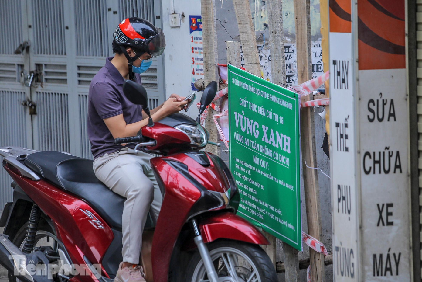 Dùng các tấm gỗ lớn chặn người lạ vào ngõ, việc giao hàng sẽ được thực hiện ở bên ngoài.