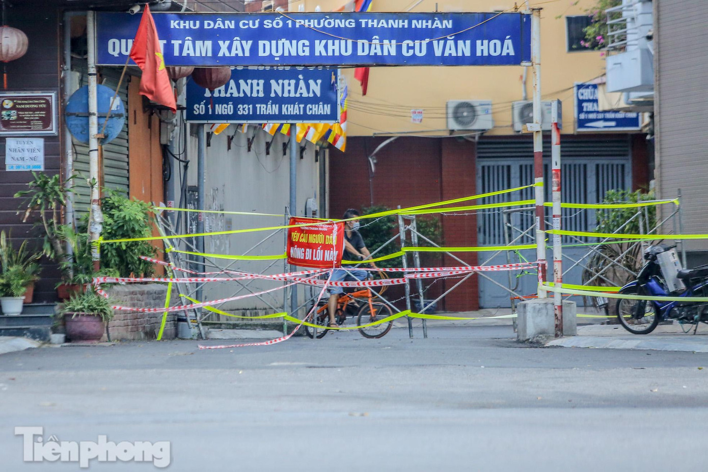 Dây giăng chằng chịt trước một lối ra đường lới tại một khu dân cư.