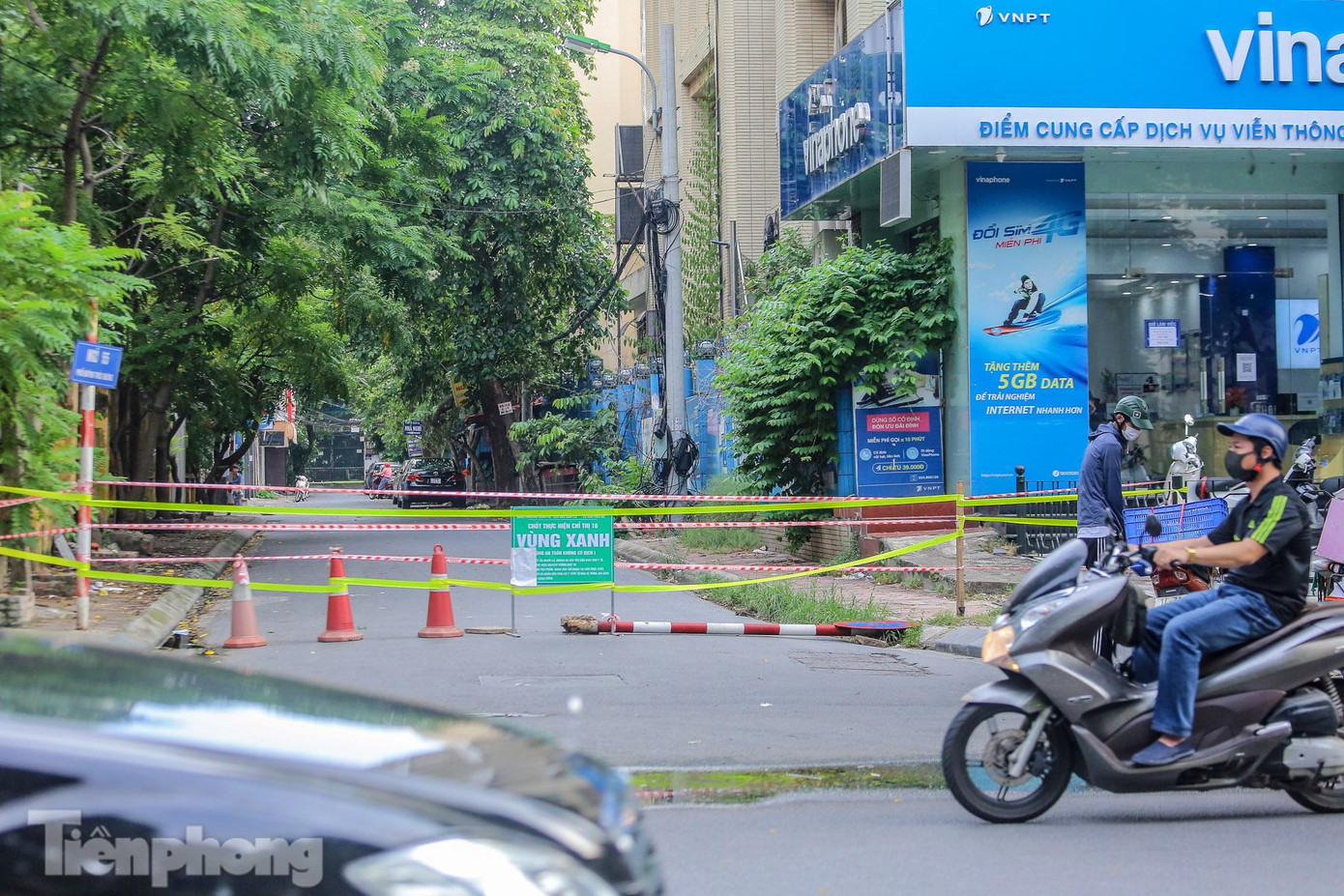 Nơi có sắt dùng sắt, nơi có gỗ dùng gỗ, thậm chí là cành cây, dây giăng để lập chốt "vùng xanh".