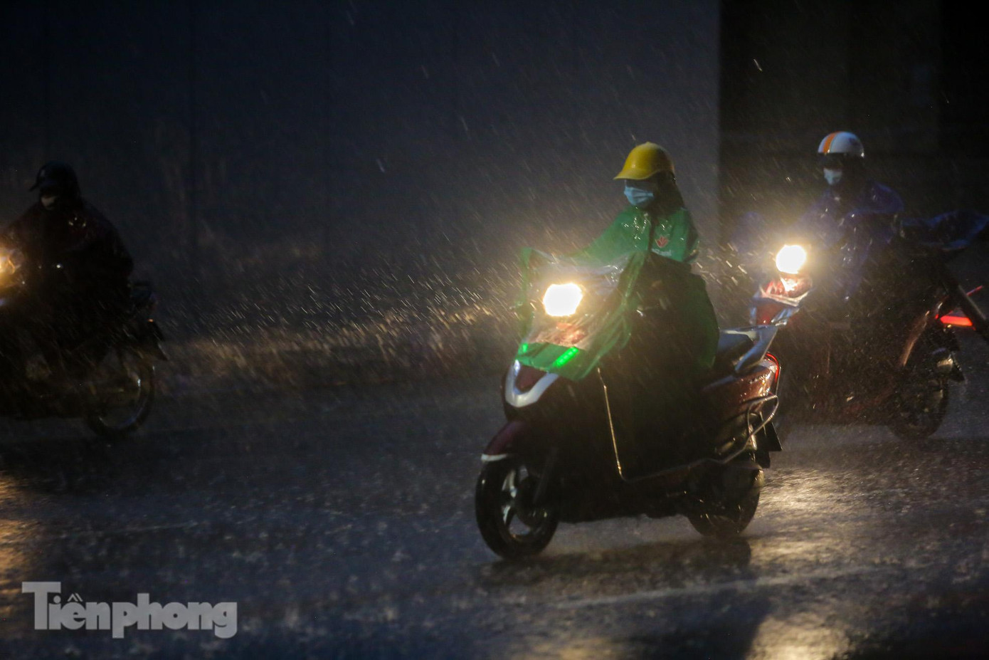 Bầu trời tối sầm khiến tầm nhìn của người tham gia giao thông bị hạn chế.