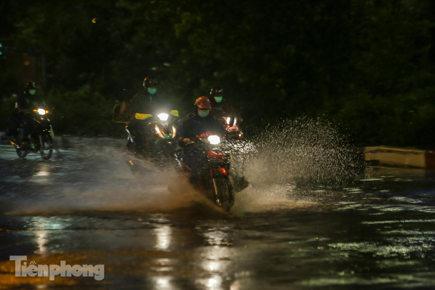 Tương tự đoạn đường Láng, gần ngã tư Lê Văn Lương ngập úng chỉ sau ít phút.