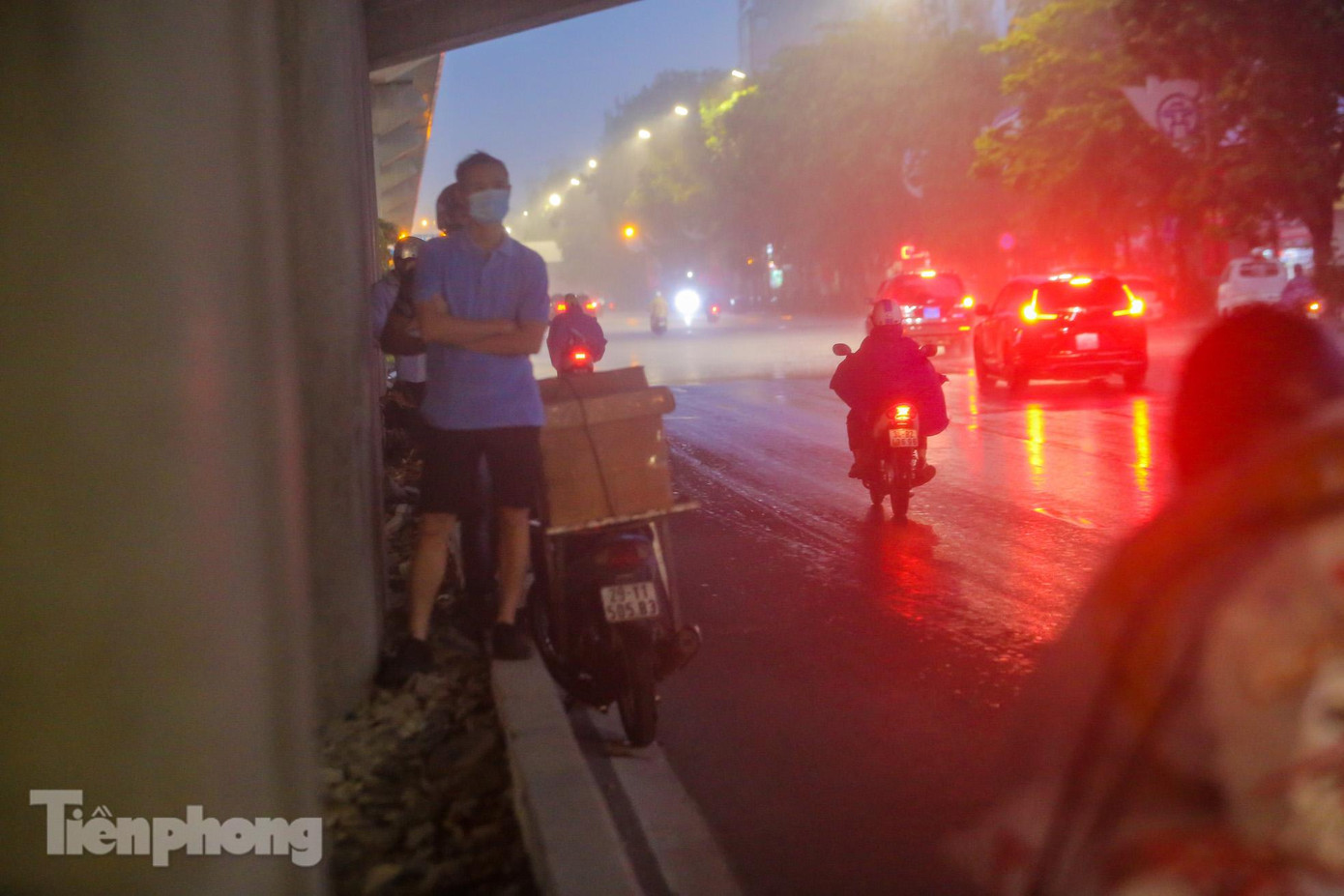 Một số người chọn cách trú dưới gầm cầu, chờ cơn mưa dịu bớt.