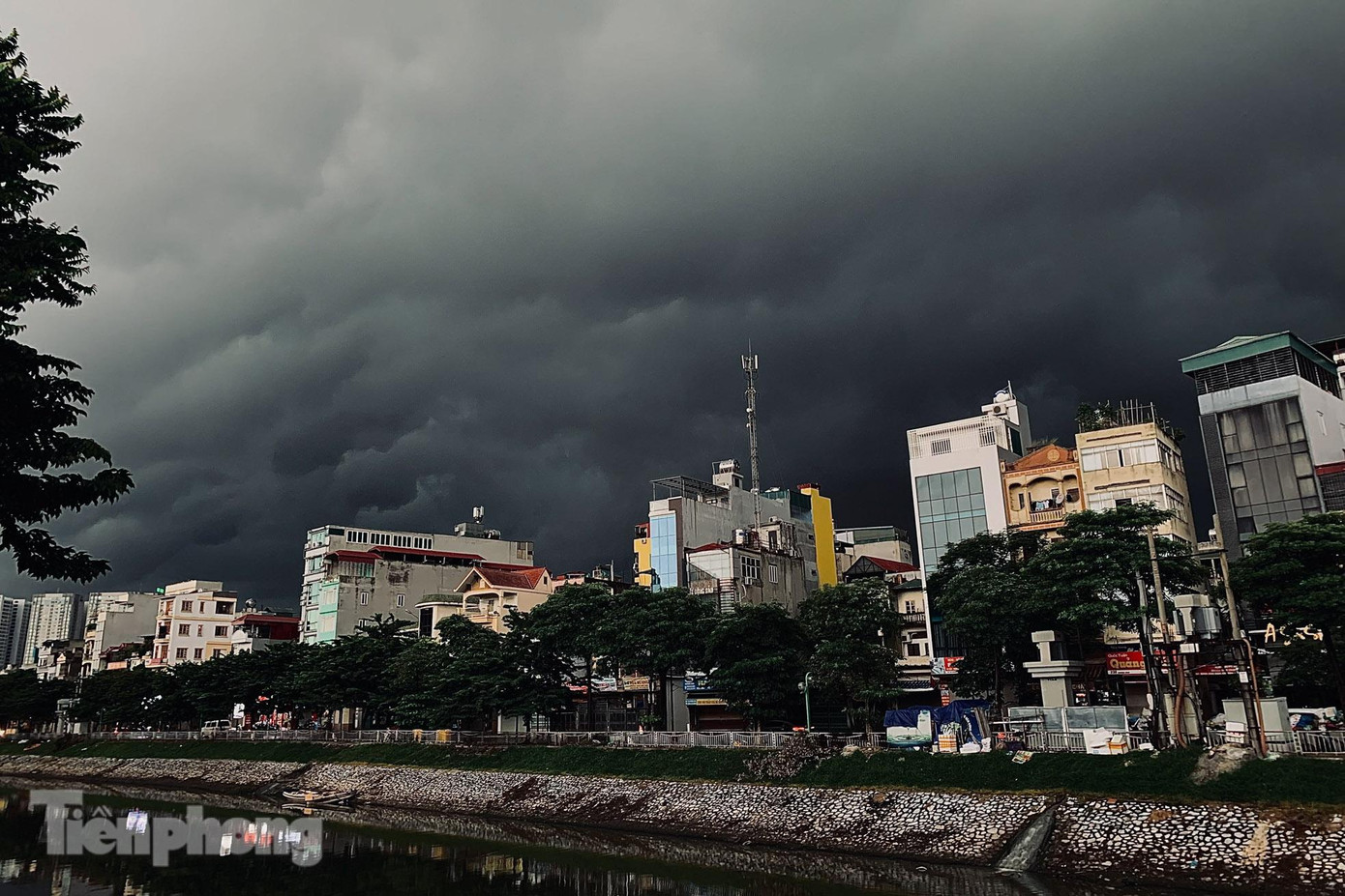 Khoảng 17h45 ngày hôm nay (11/8), cơn lớn kéo đến bao trùm khắp phố phường Hà Nội, bầu trời nhanh chóng tối sầm lại.