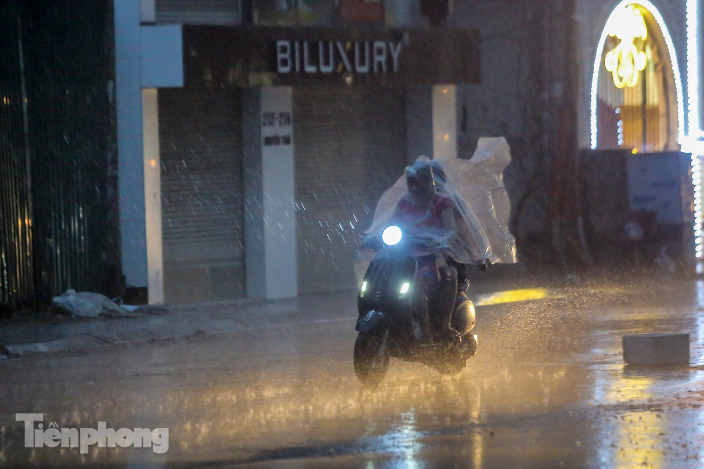 Cơn mưa lớn đến vào lúc giờ tan tầm khiến người dân Thủ đô vội vã về nhà.