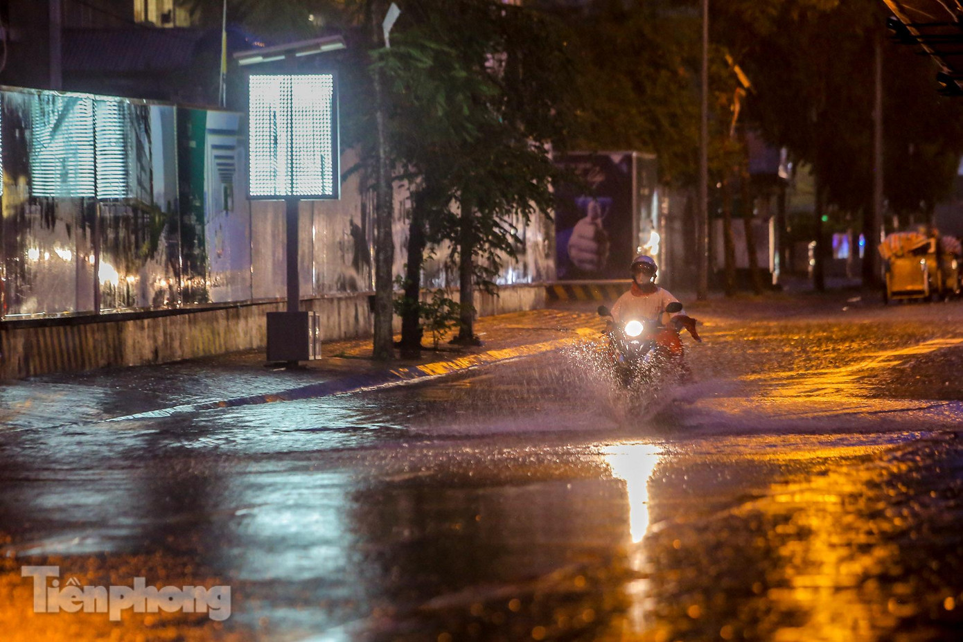 Cơn mưa xối xả chỉ ít phút đã khiến nhiều tuyến đường bị ngập.