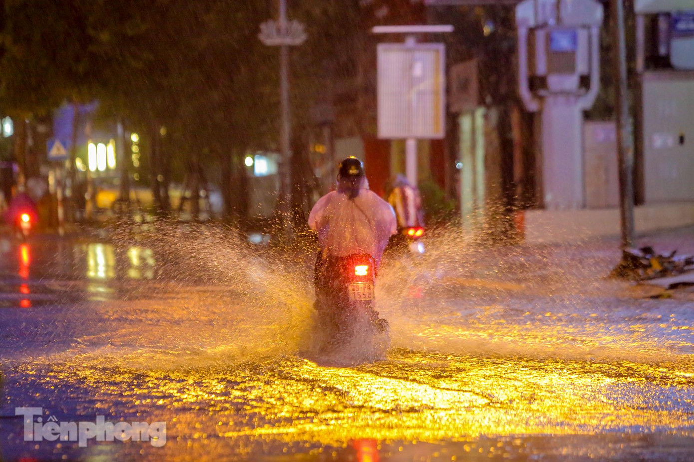 Đoạn phố Lạng Hạ nhanh chóng biến thành "hồ nước".
