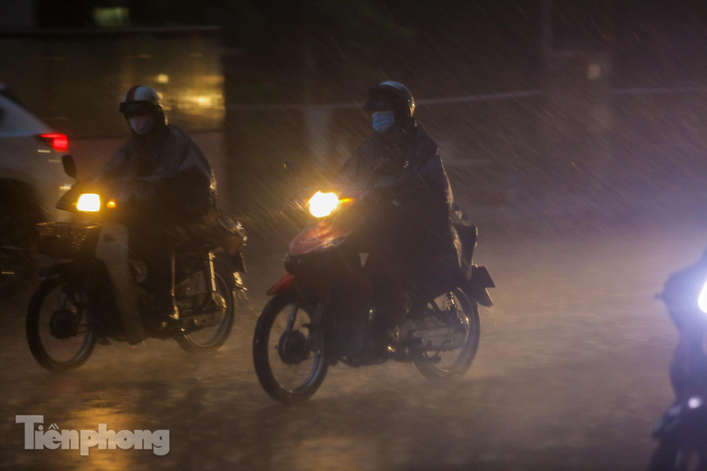 Cơn mưa xối xả khiến các phương tiện di chuyển khó khăn, đặc biệt là xe máy.