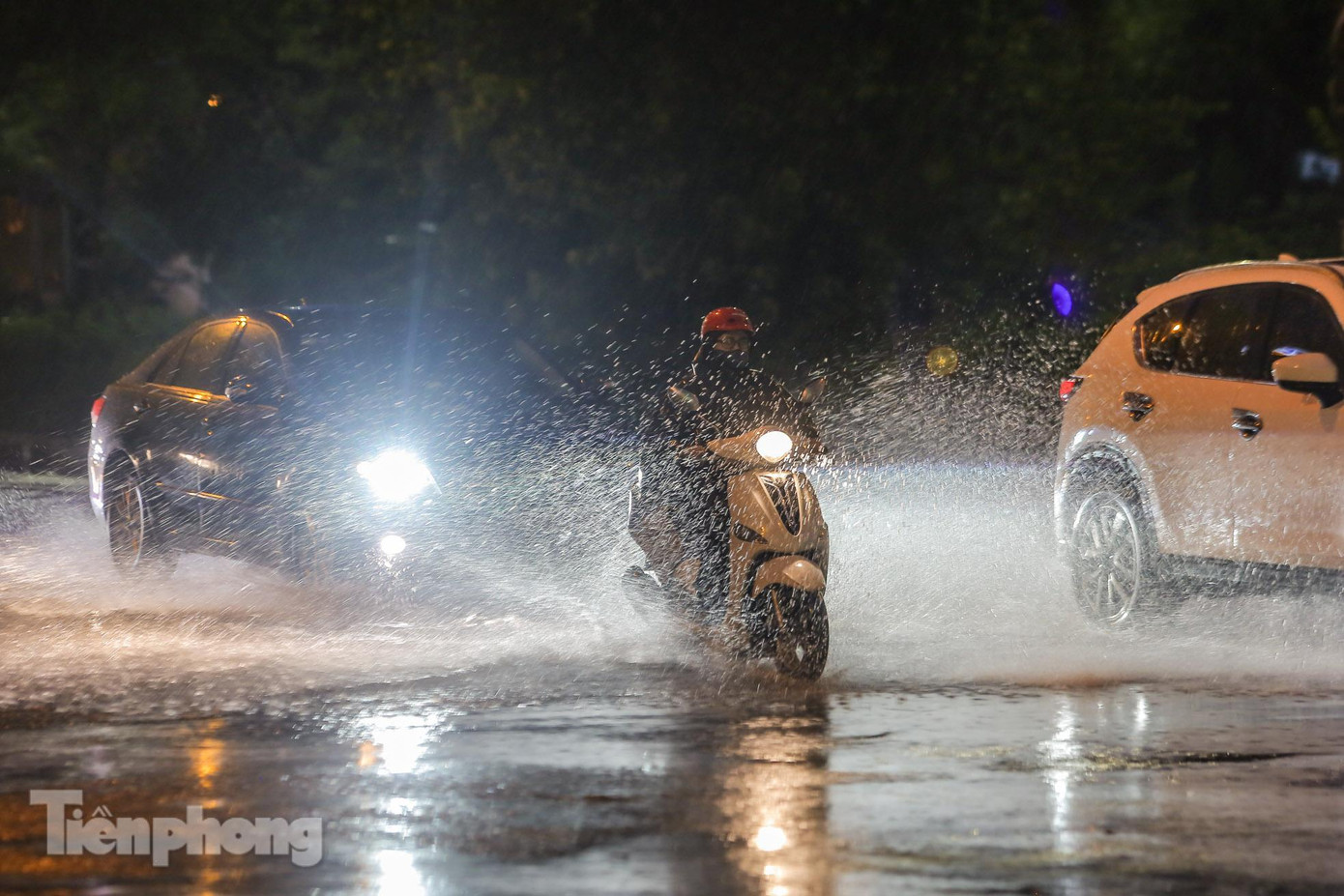 Theo dự báo thời tiết ngày 12/8, tại khu vưc Hà Nội lúc có mưa rào và dông, cục bộ có mưa vừa, mưa to. Trong mưa dông có khả năng xảy ra lốc, sét và gió giật mạnh. Nhiệt độ từ 28-37°C.