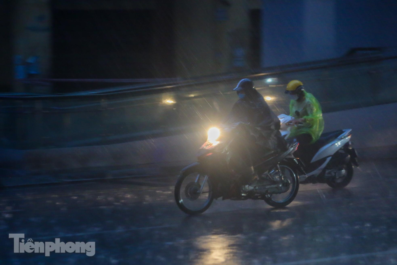 Do đang Hà Nội đang trong thời gian giãn cách xã hội nên đường phố không xảy ra ùn tắc.