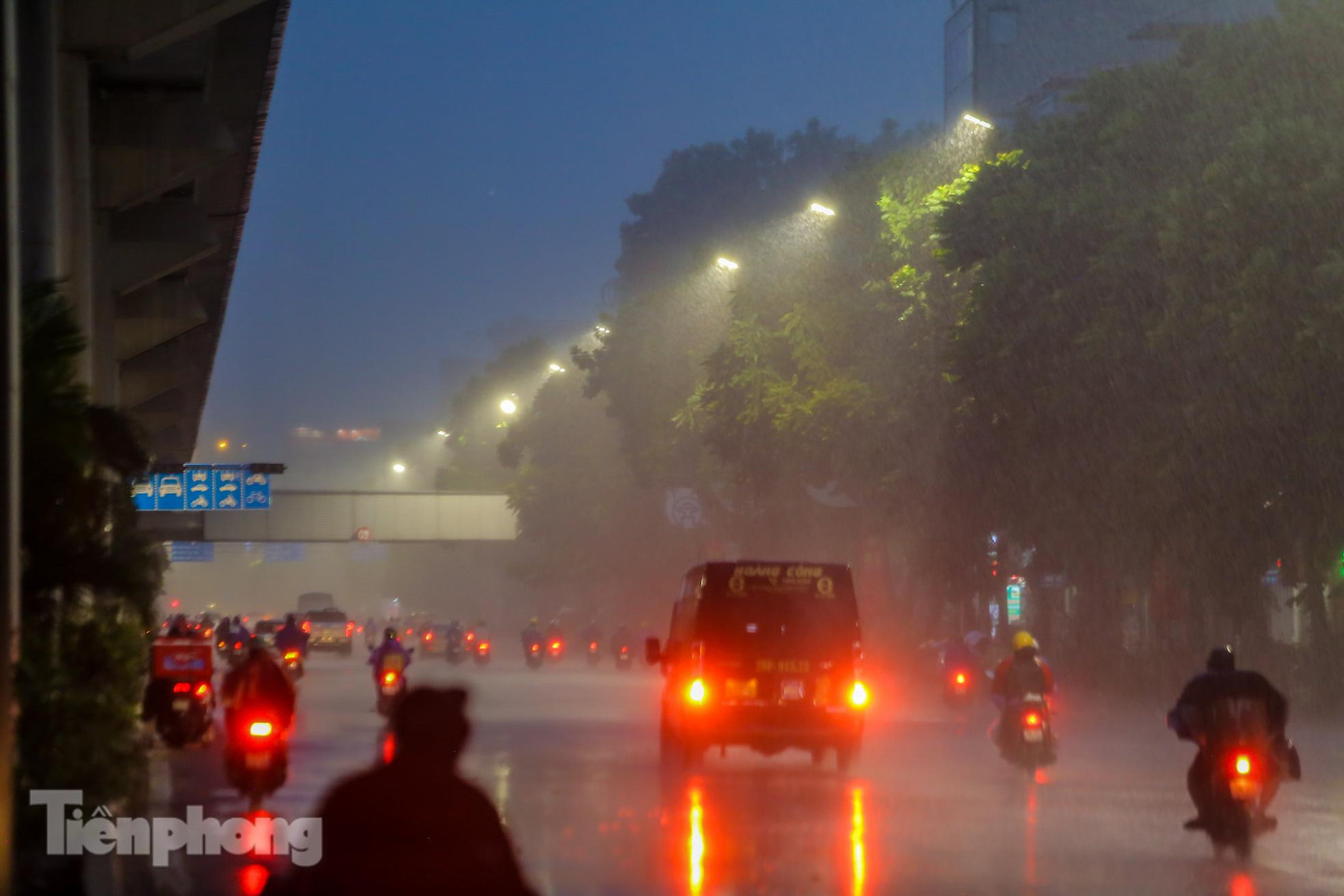 Ngay sau đó, cơn mưa lớn kèm gió mạnh bất ngờ ập xuống.