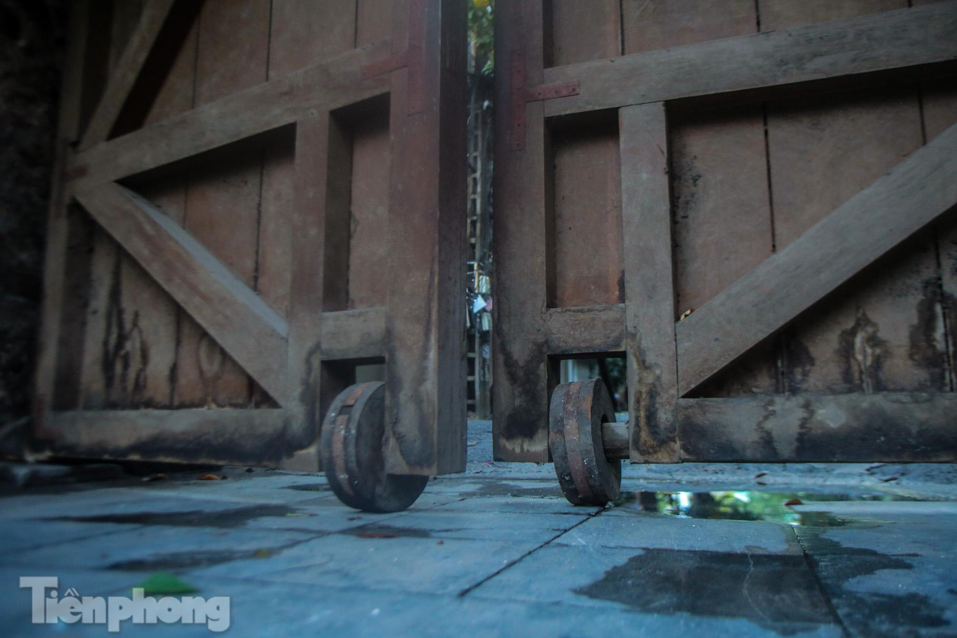 Cửa ô này được thiết kế theo lối kiến trúc đặc trưng của nhà Nguyễn thời bấy giờ – kiểu vọng lâu với cửa chính ở giữa và 2 cửa phụ 2 bên.