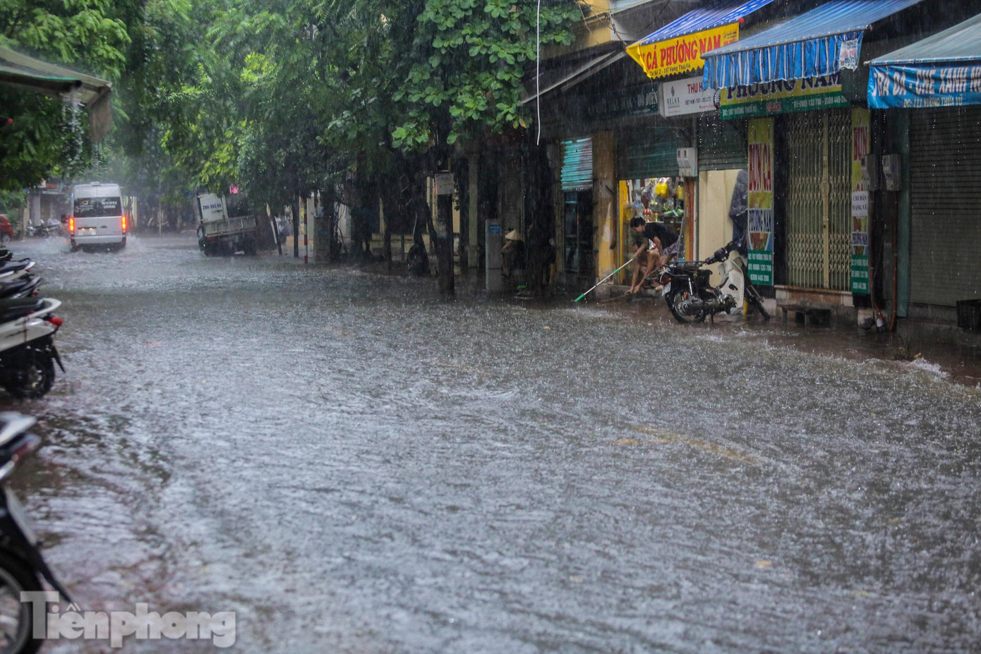 Các tuyến phố Vương Thừa Vũ, Hoàng Văn Thái, Bùi Xương Trạch, Lý Thường Kiệt, Phan Bội Châu... đều ngập lụt khi trời mưa to.