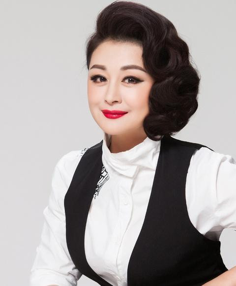 Vu Nguyệt Tiên có sự nghiệp điện ảnh thành công, sở hữu 8 công ty. Ảnh Sohu.