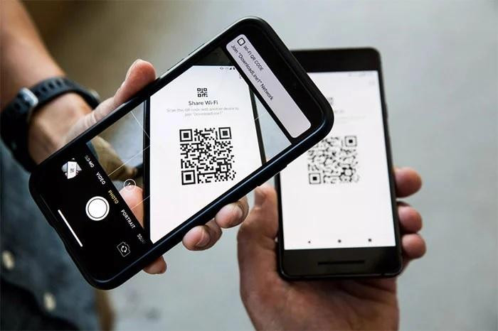 Bạn cũng có thể biến mật khẩu Wi-Fi thành mã QR, và người muốn vào mạng chỉ cần quét mã đó. (Ảnh: Cnet).