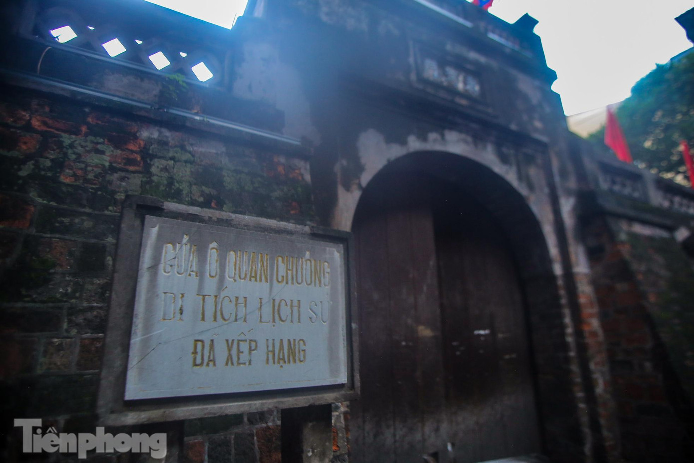 Phố Ô Quan Chưởng dài 80m, từ đường Trần Nhật Duật đến cửa ô Đông Hà, nối với phố Hàng Chiếu và nối ra phía đê sông Hồng.