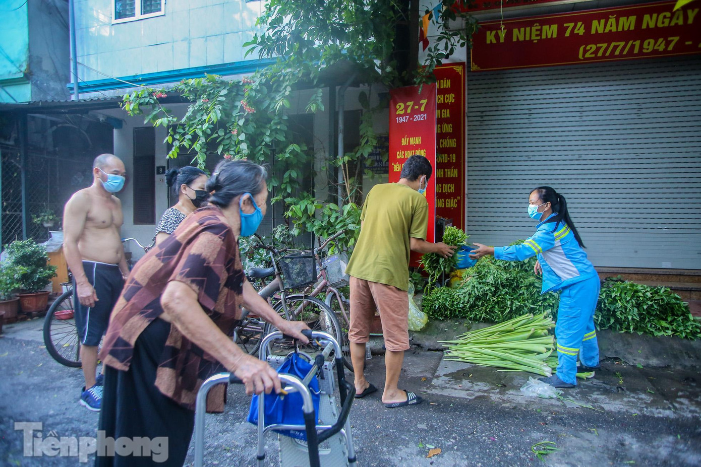 Chỉ sau ít phút sạp rau miễn phí được mở ra, một số người đã có mặt để nhận những bó rau tươi sạch về.