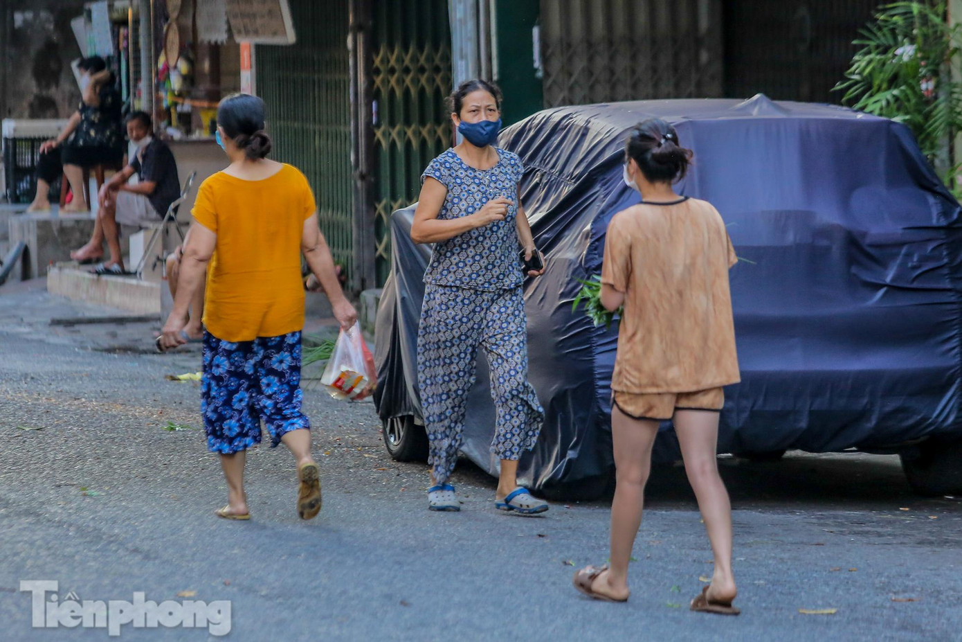 Được biết tin sạp rau miễn phí của các chị lao công, nhiều người vội vã ra nhận đồ.