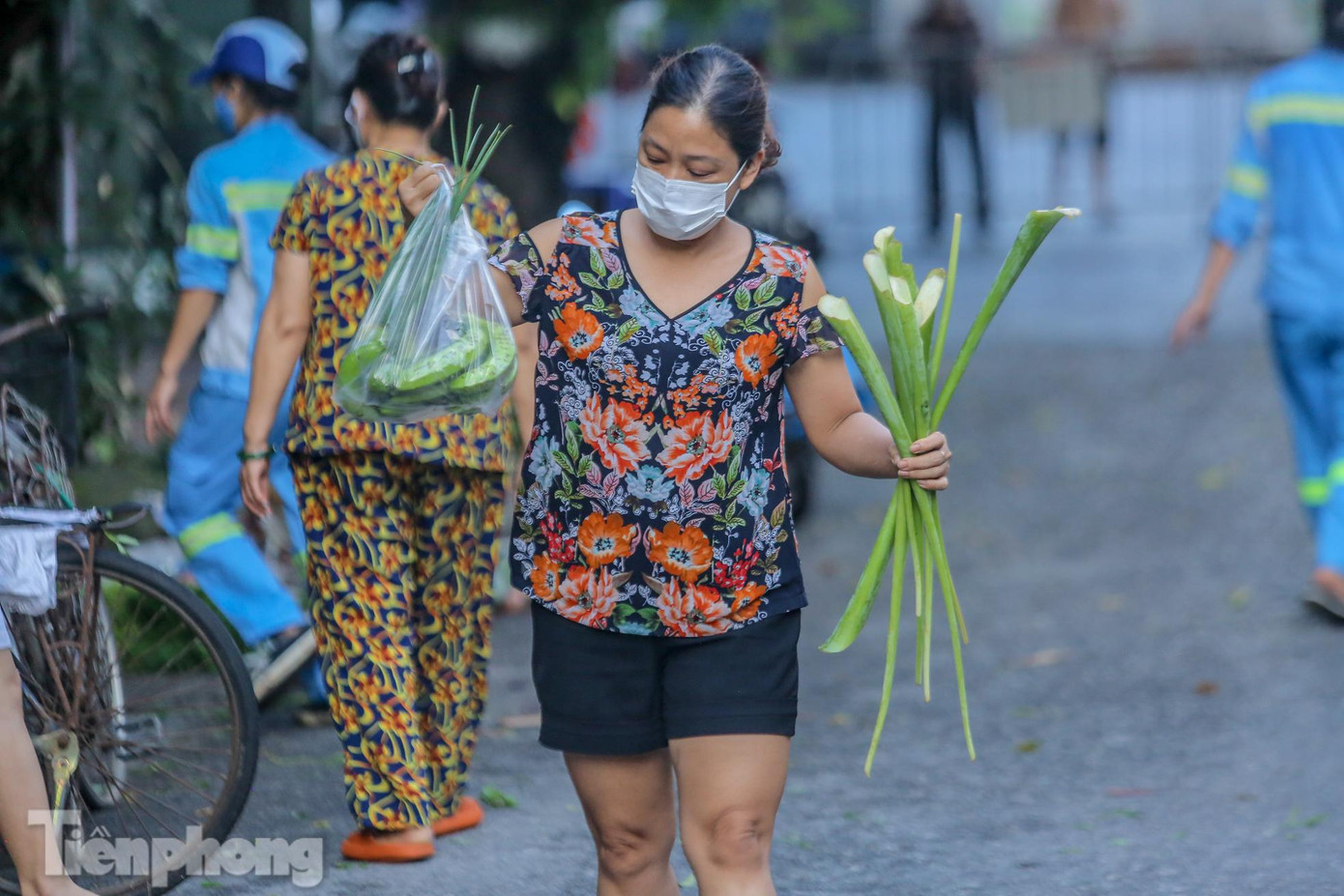 Mọi người ai nấy đều vui vẻ và xúc động khi được nhận rau của các chị.
