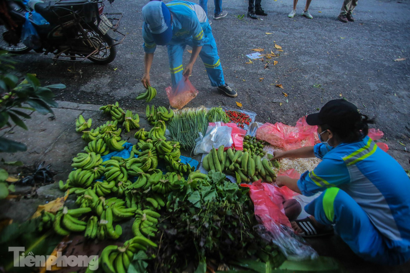 Khoảng 5h30 mỗi sáng, chị Nguyễn Thị Ngoan (49 tuổi) và chị Nguyễn Thị Lượng (46 tuổi) đang là công nhân môi trường của Công ty TNHH MTV Môi trường Đô thị Hà Nội lại tất bật bày sạp rau, quả miễn phí trên một góc phố của Thủ đô. Trong sáng nay (19/8), các chị chọn địa điểm tại phố Bảo Linh (huyện Phúc Tân, quận Hoàn Kiếm), nơi cận với những hộ có hoàn cảnh khó khăn, cận khu cách ly.