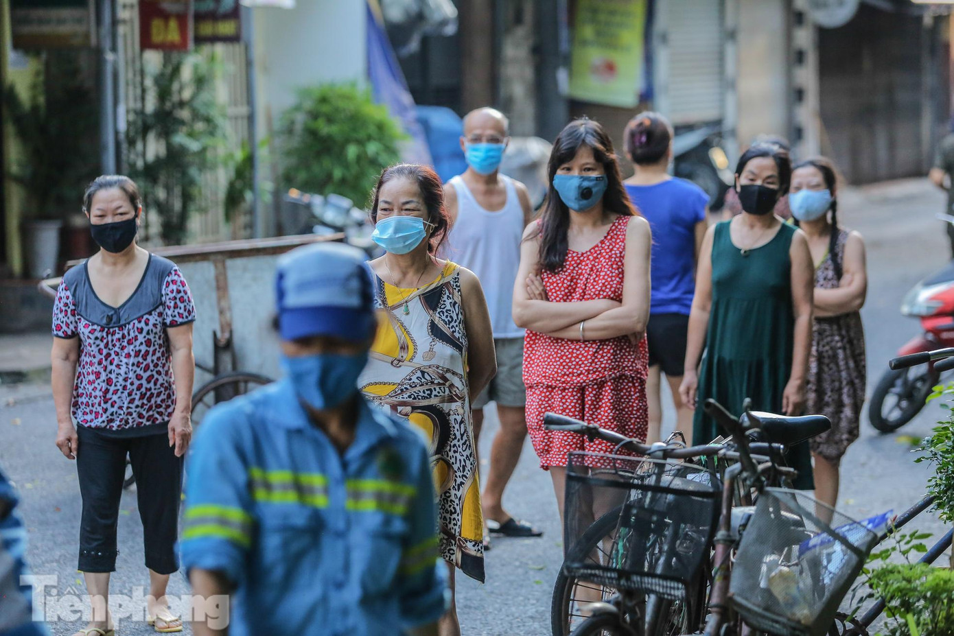 Người dân đến xếp hàng tăng lên, các chị liên tục nhắc nhở mọi người thực hiện giãn cách.