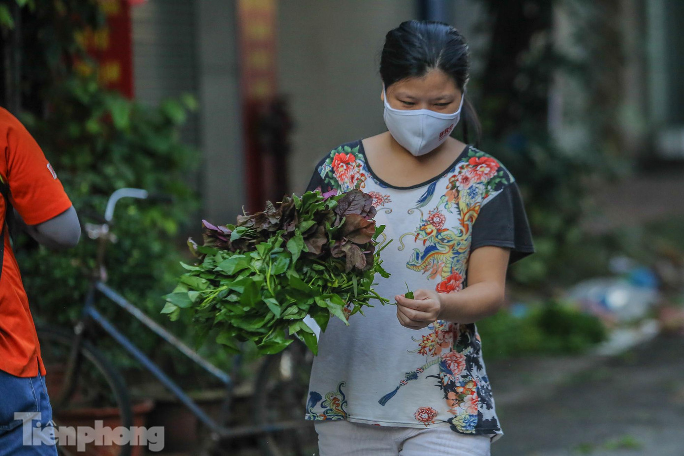 "Tôi rất vui và bất ngờ khi những người phát rau miễn phí cho người dân là hai chị lao công. Rau còn rất tươi và xanh, tôi biết ơn hai chị đã lo cho những người dân nơi đây trong hoàn cảnh khó khăn này", chị H. chia sẻ.