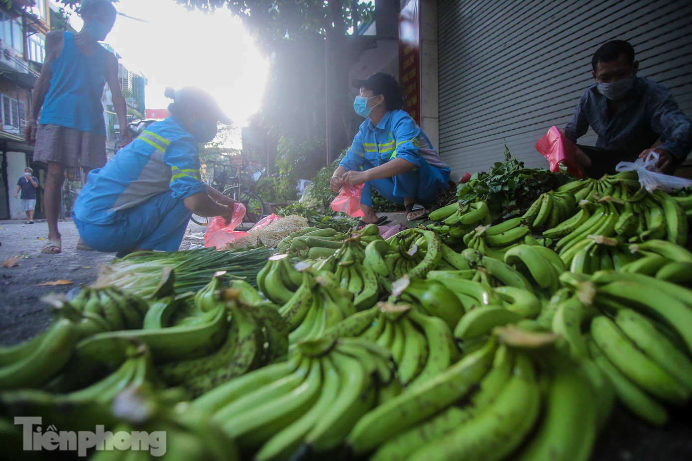 Để chuẩn bị kỹ lưỡng, các chị cho biết sử dụng số tiền là của những nhà hảo tâm ủng hộ và của cá nhân từng người rồi đi mua rau, quả gần nhà, một phần được các chị hái ở khu vườn của mình. Sau khi gom đủ số lượng sẽ chuyển đến điểm tự phát được thông báo trước cho bà con để có thể đến lấy miễn phí.