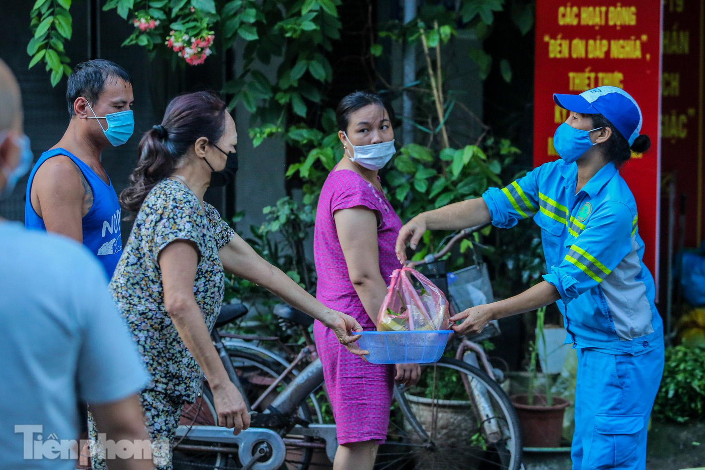Đặc thù công việc yêu cầu làm từ 5h sáng, nên 2 chị em phải thay phiên nhau 1 người hỗ trợ dọn dẹp tuyến đường để người còn lại phát rau cho mọi người.