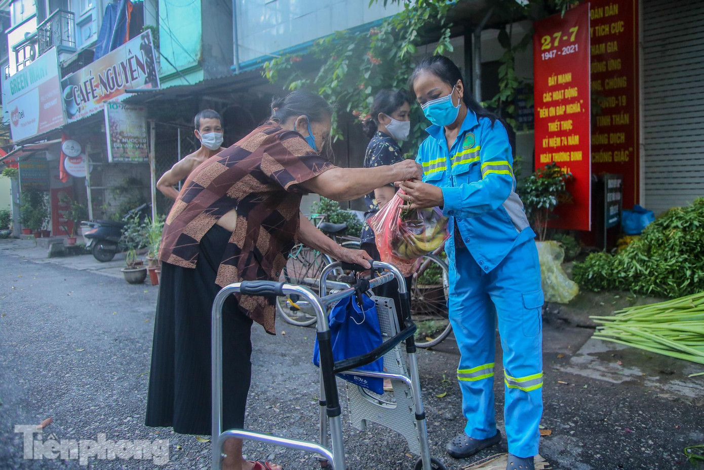 Chị Nguyễn Thị Ngoan cho biết phải dậy từ 3h sáng từ khi bắt đầu việc từ thiện này. "Bình thường mỗi ngày 5h bắt đầu công việc dọn vệ sinh cho đến 2h chiều về nghỉ ngơi. Khi bắt đầu công việc từ thiện, tôi thức dậy lúc 3h sáng để đến các khu chợ gần nhà mua rau, quả đủ số lượng", chị Ngoan nói.