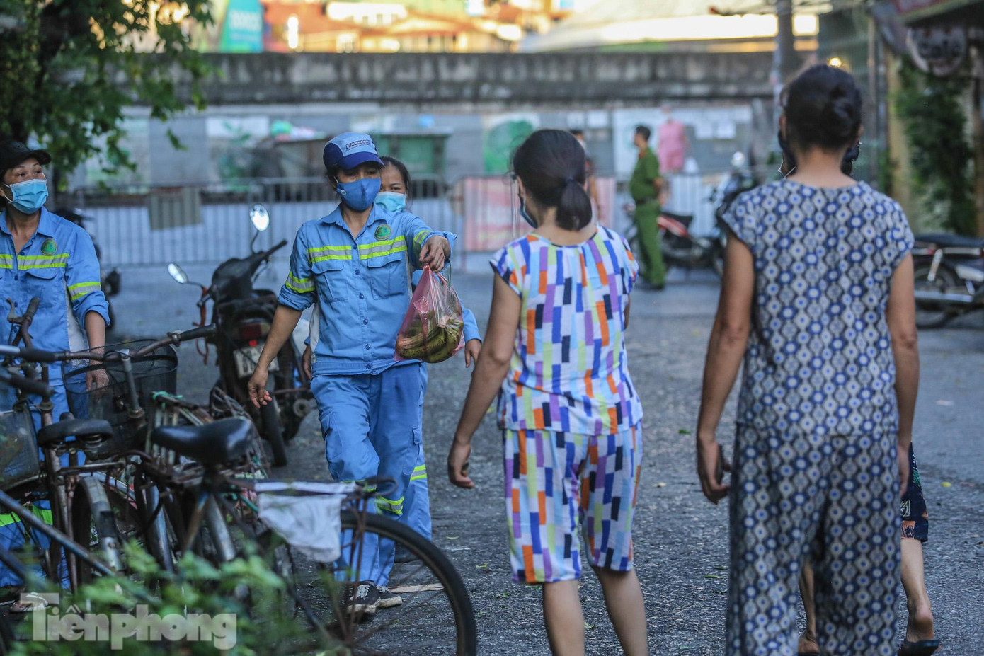 Sau khi phát hết rau trong sạp của mình cho mọi người trên khu phố, các chị lao công lại bắt đầu công việc hằng ngày của mình, làm đẹp phố phường Thủ đô.