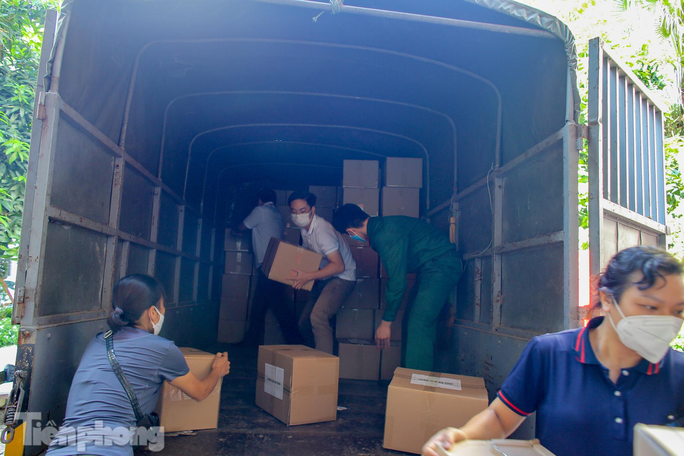 Xe chở hàng gồm hàng trăm suất quà đến điểm tập kết tại các phường trên địa bàn hai quận.