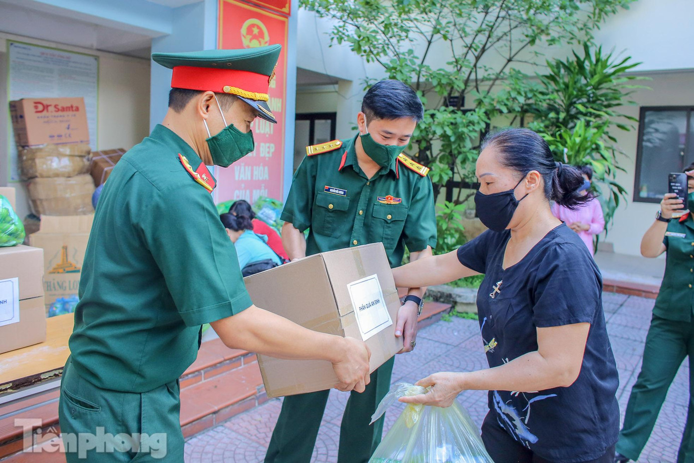 Trong dịp này, tại TPHCM, từ sự đóng góp ủng hộ tuyến đầu chống dịch của gia đình chị Lương Mai Chi ở thành phố Thủ Đức thuộc TPHCM, Ban TNQĐ đã và sẽ trao tặng 37.200 chiếc khẩu trang chất lượng cao N95 cho Quân khu 7, Đội xe Văn phòng Tổng cục Chính trị phía Nam cùng 14 bệnh viện trong và ngoài Quân đội trên địa bàn TPHCM (tổng trị giá hơn 500 triệu đồng).