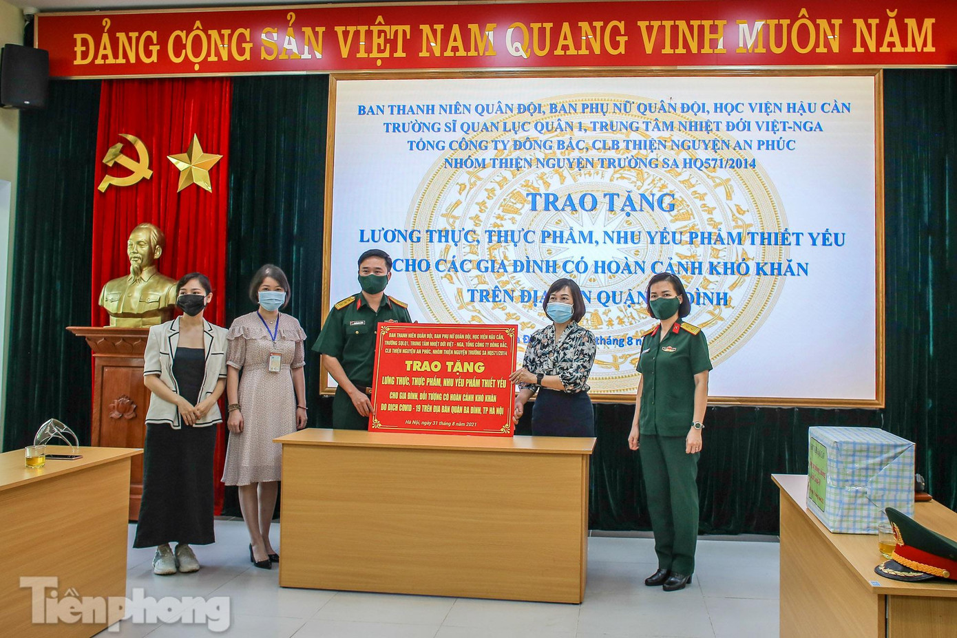 Sáng nay (31/8), tại thành phố Hà Nội, Ban TNQĐ phối hợp với Cơ quan Chính trị các đơn vị: Học viện Hậu cần, Trường Sĩ quan Lục quân 1, Trung tâm Nhiệt đới Việt - Nga, Tổng Công ty Đông Bắc; Ban Phụ nữ Quân đội, CLB Thiện nguyện An Phúc, Nhóm Thiện nguyện Trường Sa HQ571/2014 tổ chức chương trình tặng lương thực, thực phẩm, nhu yếu phẩm thiết yếu cho gia đình, đối tượng có hoàn cảnh khó khăn đang thực hiện cách ly, phong tỏa trên địa bàn hai quận Ba Đình và Hoàn Kiếm.