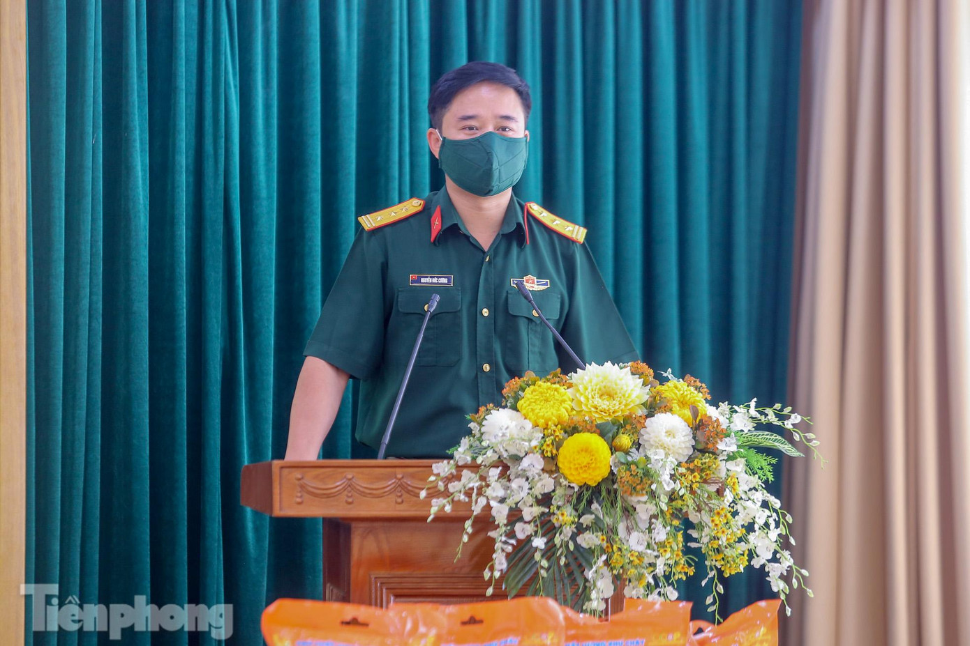 Theo Thượng tá Nguyễn Đức Cương, Phó trưởng Ban TNQĐ, trước đó, vào ngày 26/8, đơn vị đã phối hợp với các cơ quan, đơn vị trong và ngoài Quân đội, tặng 1.000 suất quà cho nhân dân trong khu cách ly, phong tỏa ở quận Đống Đa (Hà Nội) với tổng trị giá gần 600 triệu đồng.