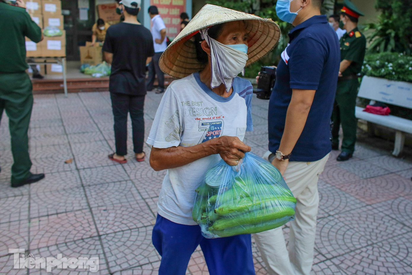 Người dân vui mừng khi được nhận những xuất quà tươi ngon từ phía Quân đội.
