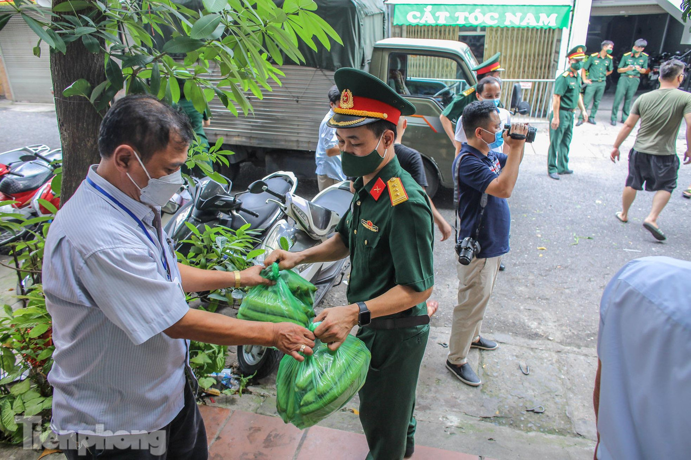 Ngoài cung cấp nhu phẩm yếu cho người dân trên địa bàn hai quận, Ban TNQĐ còn phối hợp với Công ty Cổ phần EUPOOD Sài Gòn tặng 2.000 thùng nước tăng lực Black nhập khẩu từ Hà Lan cho các đơn vị thực hiện nhiệm vụ phòng, chống dịch tại khu vực phía Nam, tổng trị giá hơn 1 tỷ đồng; phối hợp với Tập đoàn Công nghiệp Viễn thông Quân đội triển khai chương trình tặng tất cả cán bộ, chiến sỹ tham gia phòng, chống dịch trên cả nước (hơn 10 nghìn quân nhân) gói cước điện thoại và data miễn phí trong thời gian thực hiện nhiệm vụ phòng, chống dịch.