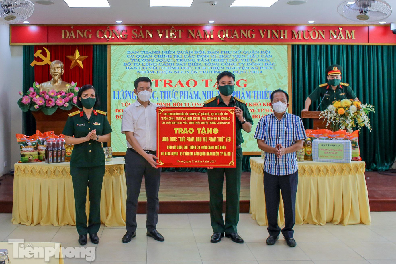 Ban Thanh niên Quân đội trao tặng lương thực, thực phẩm thiết yếu cho quận Hoàn Kiếm.